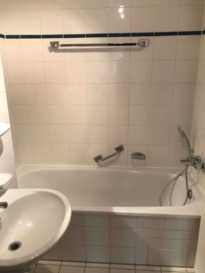 ** Lichtdurchflutete 2-RWG im 1. OG – Laminat – Bad mit Wanne **WE 03** - Foto 1