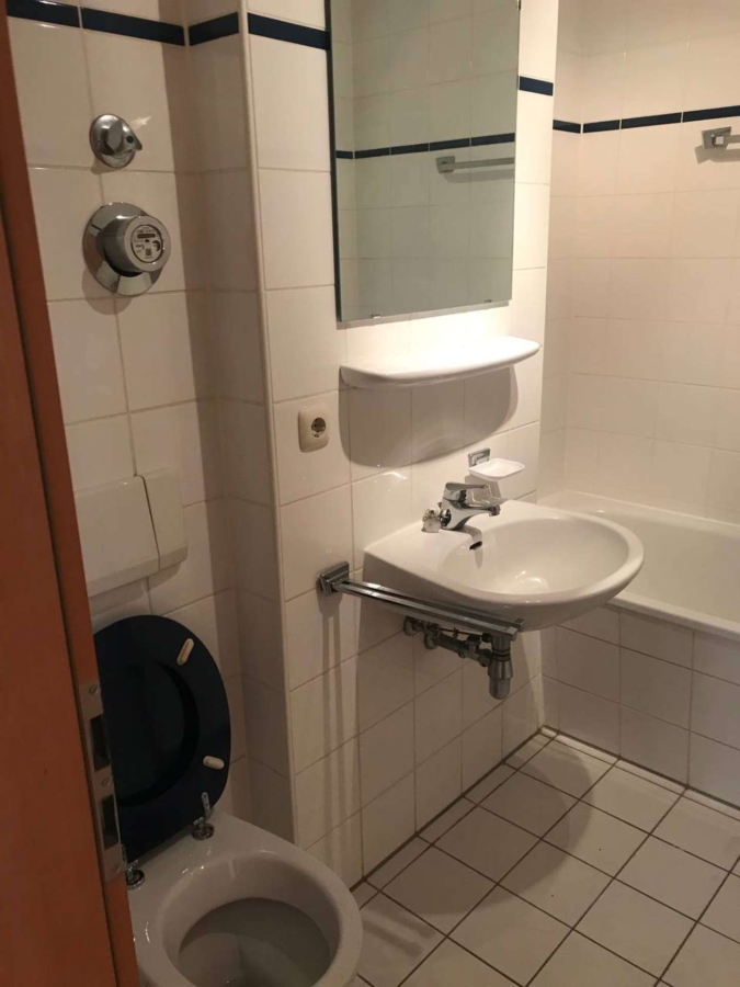 ** Lichtdurchflutete 2-RWG im 1. OG – Laminat – Bad mit Wanne **WE 03** - Foto 2