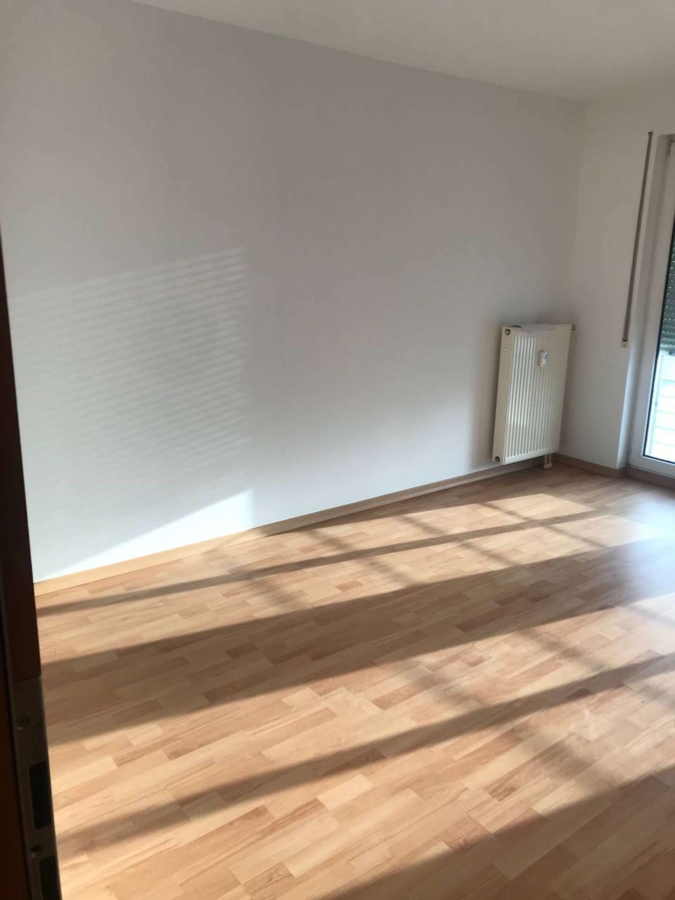 ** Lichtdurchflutete 2-RWG im 1. OG – Laminat – Bad mit Wanne **WE 03** - Foto 5