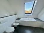 Bad - Hochwertige 3-RWG im DG mit offener Wohnküche, Bad mit Wanne, Dachterrasse ***WE 10***