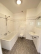 Referenzbild Bad - ** Top 2-RWG mit Laminat, Bad mit Wanne & Balkon – in super Lage ! **WE13**