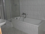 Referenzbild Bad - *GEMÜTLICHE 2-RWG im DACHGESCHOSS mit Laminat, Tageslichtbad mit Eckwanne/Dusche und BALKON**WE 12*