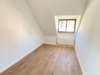 Kinderzimmer - ** Sanierte und Helle 3-RWG im DG mit Laminat und Tageslichtbad ** WE 06 **