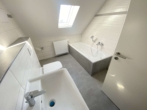 Bad - ** Sanierte und Helle 3-RWG im DG mit Laminat und Tageslichtbad ** WE 06 **