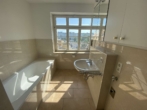 Referenzbild Bad - Energieeffiziente 2-RWG im EG mit Tageslichtbad mit Dusche und Wanne und Balkon! *WE 09*